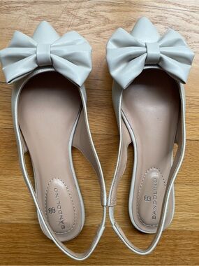 Bandolino Women's Ivory Bow Pointed-Toe Slingback Flats